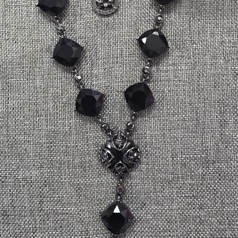 Vintage Signed Trifari Y-drop necklace with black arcrylic faceted stones. EUC - Picture 9 of 11
